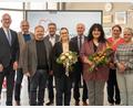 Bild: Marie Zaus/exb
Schulleiter Alexander Köstler (von links), die Bürgermeister Hubert Kraus, Bernhard Schindler, Franz Tauber und Peter König sowie stellvertretende Elternbeiratsvorsitzende Nicole Sticht (von rechts) und Elternbeiratsvorsitzende Susanne Weiß gratulierten Verwaltungskraft Ramona Hampel (Fünfte von links) und stellvertretender Schulleiterin Jessica Plannerer (Dritte von rechts).