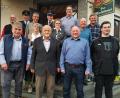 Bild: gi
Die Vereinsvertreter lassen Günther Eckl (vorne, Zweiter von links) zu seinem 80. Geburtstag im Gasthof „Zum Michldamer“ in Saubersrieth hochleben.