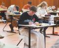 Bild: Gabi Schönberger
Fast schon gemütlich hat es sich dieser Abiturient des Augustinus-Gymnasiums Weiden am Donnerstag während der Abiturprüfung in Deutsch gemacht, um wie seine Mitschüler hochkonzentriert arbeiten zu können.
