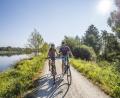 Bild: Thomas Kujat/Oberpfälzer Wald/exb
Wo früher die Eisenbahn verkehrte, bewährt sich heute der Vizinalbahnradweg. Wie hier in der Tirschenreuther Teichpfanne genießen die Radfahrer das flotte Vorankommen ohne große Steigungen.