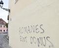 Bild: Petra Hartl
"Romanes eunt domus" prangt an der Schulkirche in Amberg. Dabei müsste es doch "Romani ite domum - Römer geht heim" heißen. Der Pfarrer hat Anzeige erstattet.