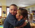 Bild: e
Bastian auf dem Arm seiner Mama Susanne Wittmann: Im Kindergarten in Theuern fühlt sich der kleine Junge ziemlich wohl.