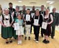 Bild: Hubert Schulze/exb
Glückwünsche galten den neuen Königen und Königinnen der Silberbach-Schützen: (von links) Veronika Traßl, Lorenz Märker, Heidi Schöpf, Angelina Lorai, Florian Traßl, Gabriel Weber, Dominik Dörner, Jacqueline Hofmann, Adrian Stangl, Melinda Weber und Karl Danzer.
