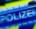 Symbolbild: Rolf Vennenbernd/dpa
Der Schriftzug "Polizei" ist auf einem Einsatzfahrzeug zu sehen.
