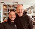 Bild: Mario Bruner
Frank Rosin (rechts) in einer Drehpause als Gast bei "L'Italiano" in Weiden. Mit Geschäftsführer Mario Bruner (links) posiert er für ein Bild.