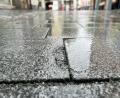 Bild: Gabi Schönberger
Einzelne Ecken an den Pflastersteinen des neuen barrierefreien Pflasters in der Weidener Altstadt sind abgeplatzt.