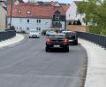 Bild: phs
Parkende Autos auf der Naabbrücke (rechts) sind etlichen Stadträten ein Dorn im Auge. Sie wollen einige Meter weiter stadtauswärts als Ersatz eine kleine Parkfläche schaffen.