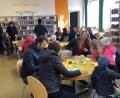 Bild: bey
Die Besucher beim "Tag der offenen Tür" in der Bücherei Pleystein nutzen das Angebot ausgiebig.