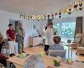 Bild: Veronika Schlosser/exb
Pfarrer Oliver Pollinger erteilte der Caritas-Tagespflegeeinrichtung „Zanklgarten“ den kirchlichen Segen.