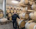 Bild: pz
Gregor Schraml im Fasslager der Brennerei in Erbendorf. Auf dem Betriebsgelände und nebenan im früheren Kolpinghaus findet demnächst das "Festival des deutschen Whiskys" statt.