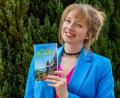 Bild: Regina Wolfohr/exb
Regina Wolfohr mit ihrem ersten Buch, "Die Buckelist". Am 17. Mai stellt sie es bei einer Lesung in Sulzbach-Rosenberg vor.