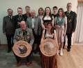 Bild: rwo/exb
Die neuen Würdenträger des Gaus Armesberg: Schützenkönig Michael Heindl (sitzend, links) und Schützenliesl Christina Meier (sitzend, rechts) sowie die Ritter der Schützen, Damen und Jugendklasse. Gau-Schützenmeister Andreas Michl (links) und Gau-Sportleiter Wolfgang Raps (rechts) gratulierten.