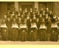 Archivbild: Realschule Auerbach/exb
Die erste Abschlussklasse der Mädchen der Mittelschule Auerbach des Jahrgangs 1954 bis 1957 mit (vorne, von links) den Schwestern Venarda, Leona, Rektorin Pauline, Kreszentia, Gonzaga und Armella.