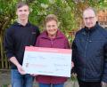 Bild: do
Mit Enkel Tamino übergibt Theresia Pfleger dem Speinsharter Andreas Steinl eine Spende in Höhe von 1015 Euro zur Verwendung für die Kinderkrebshilfe.