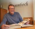 Bild: fvo
Bei der derzeitig oft unberechenbaren Aprilwetterlage stöbert Werner Beierl gerne in Fotoalben und frischt damit seine Erinnerungen an Kindheit und Jugendzeit auf – und grinst dabei schelmisch.