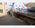 Bild: le
Die Granitmauer bei der Synagoge in Floß wurde abgesichert, weil es einen Schaden gibt.
