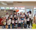 Bild: exb
Büchereileiterin Gisela Kreisel (rechts) mit den Mädchen und Buben des Evangelischen Kindergartens.
