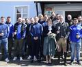 Bild: Christine Wesnitzer /exb
Nach der Trauung gratuliert der 1. FC Schmidgaden dem Brautpaar Magdalena Werner und Simon Böhm.