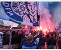 Bild: Helmut Kunz
Die Fans der Blue Devils empfingen ihre Mannschaft vor der Hans-Schröpf-Arena.