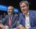 Bild: Peter Kneffel/dpa
Der CSU-Spitzenkandidat zur Europawahl, Manfred Weber (links), und CSU-Parteichef Markus Söder auf dem kleinen Parteitag der CSU zusammen.