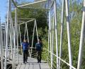 Bild: mfh
Wandern im künstlerisch gestalteten Umfeld: Auf dieser Brücke überqueren die Teilnehmenden des Kleinen Schlackenmarschs die Vils in der Nähe des Geländes vom ESV Amberg.