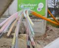 Bild: jut
Noch stehen Rohre auf einer Baustelle in Ammerthal heraus: Die Gemeinde soll in den nächsten Monaten aber mit Glasfaser versorgt sein. Das sagt die Firma Glasfaser Direkt, bei der der Ausbau in der nördlichen Oberpfalz nun weitergeht.
