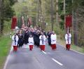 Bild: pz
Ordensleute, Priester und Ehrengäste sowie die Fahnenabordnungen zogen mit der Münchenreuther Bauernkapelle an der Spitze zur Gedenkstätte Köllergrün, die vor 50 Jahren auf Initiative des Gerwig-Kreises errichtet worden war.