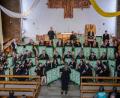Bild: Maria Bittner/exb
Die Jugendblaskapelle Fensterbach erhält für ihr Kirchenkonzert begeisterten Applaus.