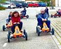 Bild: Krones
Rektorin Julia Stiegler, Bürgermeister Uwe König und Vorstandsvorsitzender Thomas Pickel (im Hintergrund) liefern sich mit den Kindern ein Wettrennen