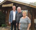Bild: fg
1. Bürgermeister Hermann Falk gratuliert Ingrid und Peter Förster zur goldenen Hochzeit.