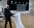 Bild: prh
Pächter Oliver Fienz packt bei den Events in der Erbendorfer Stadthalle kräftig mit an. Er verlängerte vorzeitig seinen Pachtvertrag um fünf Jahre.