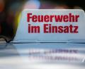 Symbolbild: Daniel Karmann/dpa
„Feuerwehr im Einsatz“ steht auf dem mobilen Auto-Dachschild.