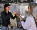 Bild: Wolfgang Steinbacher
Christina Chambers (links) aus Wolfsbach (Gemeinde Ensdorf) ist zum ersten Mal mit einem Stand am Krüglmarkt in Amberg vertreten. Möglich macht das eine Änderung des bisherigen Konzepts.