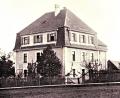 Bild: Archiv Friedrich Wölfl
Das Foto des aufgestockten Schulgebäudes stammt aus dem Jahr 1921. Noch in den 1960er-Jahren hatte sich daran nichts geändert: im ersten und zweiten Stock je ein großes Klassenzimmer, im Erdgeschoss die Dienstwohnung des Schulleiters.