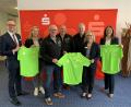 Bild: Kathrin Schmidt/exb
Neongrün und Funktion! So präsentieren sich die diesjährigen Landkreislauf-T-Shirts, die Sparkassen-Vorstandsvorsitzender Thomas Pickel (von links) zusammen mit Stephanie Winter, Erich Dömel und Robert Graf vom Landkreislauf-Organisationsteam, Landrat Richard Reisinger sowie Sparkassen-Sprecherin Kathrin Schmidt und Vorständin Sonja Kalb vorstellten.