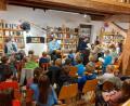 Bild: Stadtbücherei Waldsassen/exb
Viele Kinder folgten der Einladung anlässlich des Welttages des Buches in die Stadtbücherei Waldsassen.
