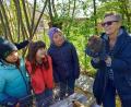 Bild: bl
Wenige Tage bevor sie ausgewildert wird, haben die Schüler in der Grundschule Dieterskirchen noch Gelegenheit, die Igel-Dame Cassandra zu treffen. Lisa Ruder kontrolliert, ob das Tier fit genug für ein Leben in Freiheit ist.