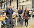 Bild: rgr
Der Ausbilder der Firma Zechmayer, Bastian Specht, zeigt Sarah Bauer am Girls' Day, welche Arbeiten auf sie zukommen, wenn sie den Beruf des Werkzeugmechanikers wählt. Rechts im Bild Nicole Zechmayer.