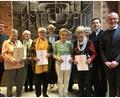 Bild: Gudrun Sirtl/exb
Ehrungen gab es bei der KAB Waldsassen. Mit Im Bild Vorsitzender Dominik Sirtl (links), Vorsitzende Gudrun Sirtl (Dritte von links), Bürgermeister Bernd Sommer (Fünfter von links) sowie (von rechts) Präses Dr. Thomas Vogl und Diözesanpräses Stephan Rödl.