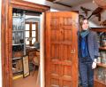 Bild: Petra Hartl
Hereinspaziert. Hinter der Wirtsstube im Amberger Stadtmuseum geht es weiter in ein Depot. Museumsleiterin Julia Riß zeigt ihre Schätze.