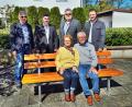 Bild: Karl Balk/exb
Lisa und Klaus Schmalzreich genießen sitzend "ihr" Ruhebankl. Karl Balk, Helmut Grünbauer, Walther Piehler und Bürgermeister Ernst Lenk (von links) freuen sich bei der Übergabe.