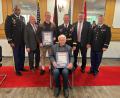Bild: Stefanie Gradl
Nach der Ehrung von Nachtwächter Josef Eierer (vorne) und Andreas Kredler (Dritter von links) gratulieren (von links) Colonel Kevin Poole, Franz Zeilmann, General Steven Carpenter, Bürgermeister Hans-Martin Schertl und Oberst Bradley Redick.