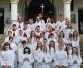 Bild: ric
Die Erstkommunionkinder auf den Stufen vor dem Portal der Pfarrkirche Herz Jesu.
