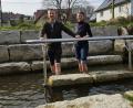Bild: Margit Dechant/exb
Bürgermeister Albert Geitner und Margit Dechant eröffnen die Kneipp-Saison an der Anlage am Hausner Bach.