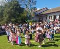 Bild: mas
Die Kleinen des Kindergartens St. Martin tanzen fröhlich um den Maibaum.