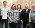 Bild: mab
Sie stehen für aufopferungsvolle Arbeit im Ehrenamt und wurden durch Bürgermeister Peter Neumeier (links) ausgezeichnet: Peter Grötsch, Simone Kramer, Bianca Schottenheim, Isabella Scheuerer, Angela Krüger, Sigrid Binder-Bauer und Manuela Irlbacher (von links).