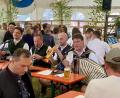 Bild: gri
Die "Butzlköi" geben in Lintach ihre Visitenkarte ab.