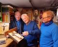 Bild: bl
In der Werkstatt im Keller zieht Albert Wildenauer (Mitte) noch eine Schraube am Gipfelkreuz für den Blauberg fest. Freund Erwin Hartinger (links) hat für so manche Konstruktion ein Dach aus Metall beigesteuert. Die Geschichte hinter diesem Hobby beeindruckt auch Robert Reil (rechts) vom OWV-Hauptverein.
