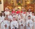 Bild: mas
Stadtpfarrer Josef Häring und die Ministranten freuen sich mit den Kommunionkindern aus Störnstein.