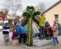 Bild: Fichtelgebirgsverein Mehlmeisel/exb
Eifrig waren die Helfer des Fichtelgebirgsvereins dabei, den Osterbrunnen zu schmücken..
